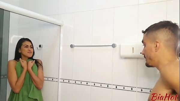 ELE ENTROU NO BANHEIRO SEM AVISAR! ME FEZ ENGOLIR SUA PIROCA GIGANTE ATÉ O FUNDO DA GARGANTA E ME FUDEU DE QUATRO